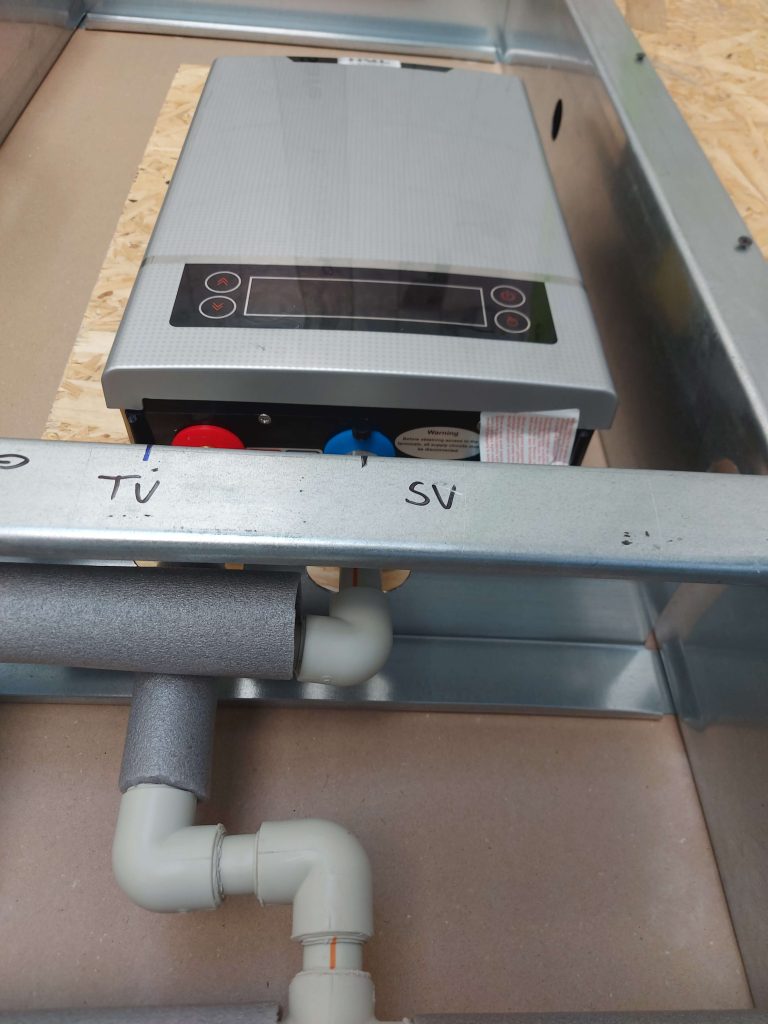 Tiny house made of 2d panels – auklan system model building: successful blower door test and installation of utilities 4 Tiny house made of 2d panels – auklan system model building: successful blower door test and installation of utilities
