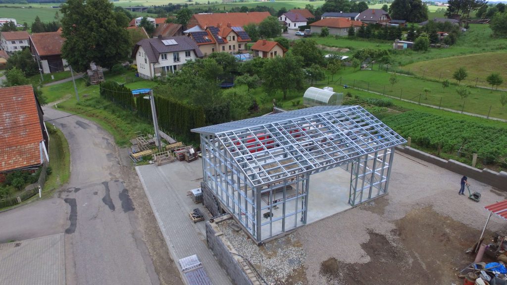 Skladovací hala v pustině u měřína: rychlé a přizpůsobené řešení úložných prostor