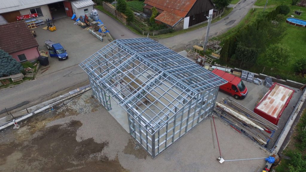Skladovací hala v pustině u měřína: rychlé a přizpůsobené řešení úložných prostor