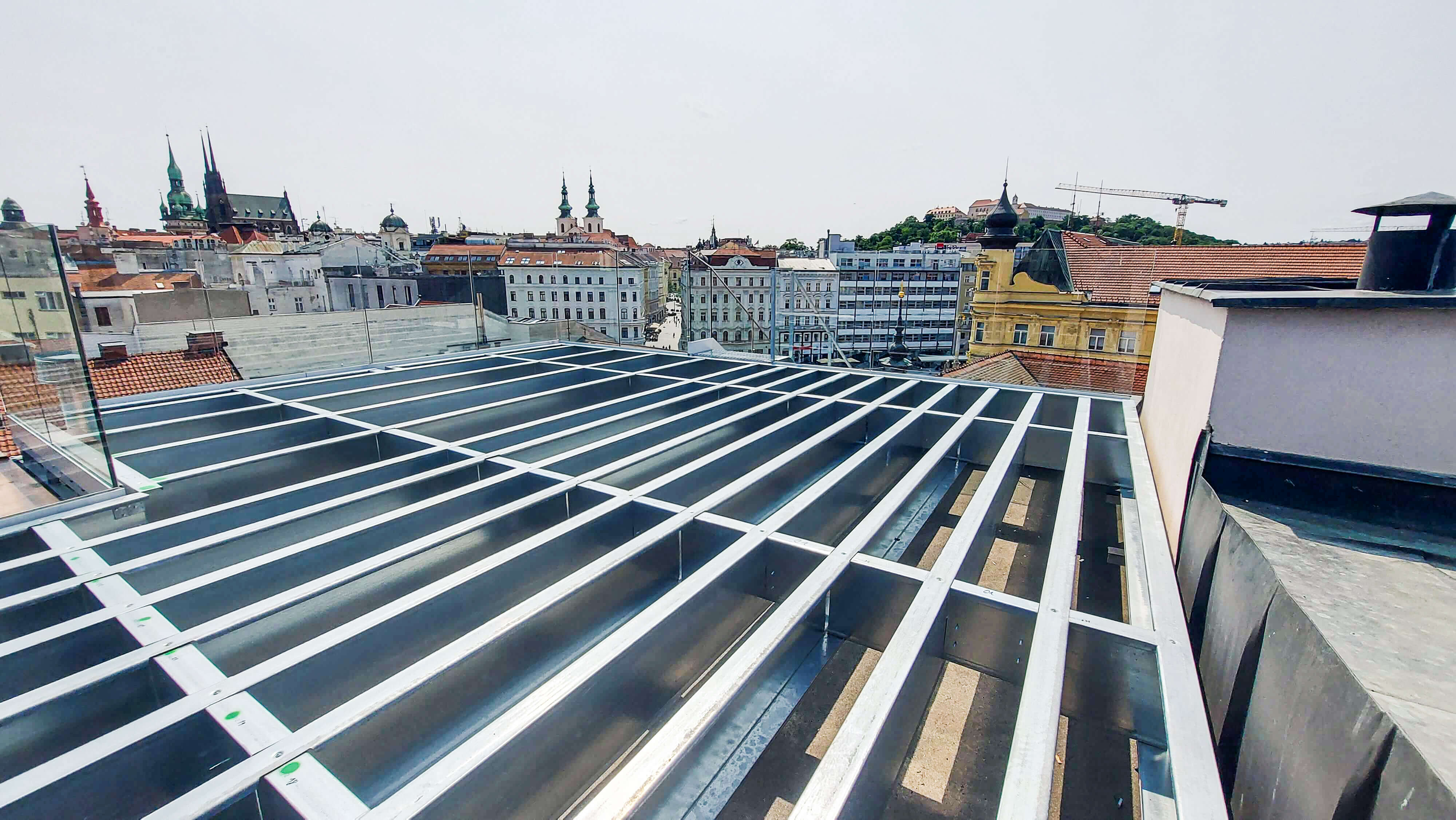 Atypická střešní terasa na budově v historickém centru v brně: precizní řešení pro náročné podmínky