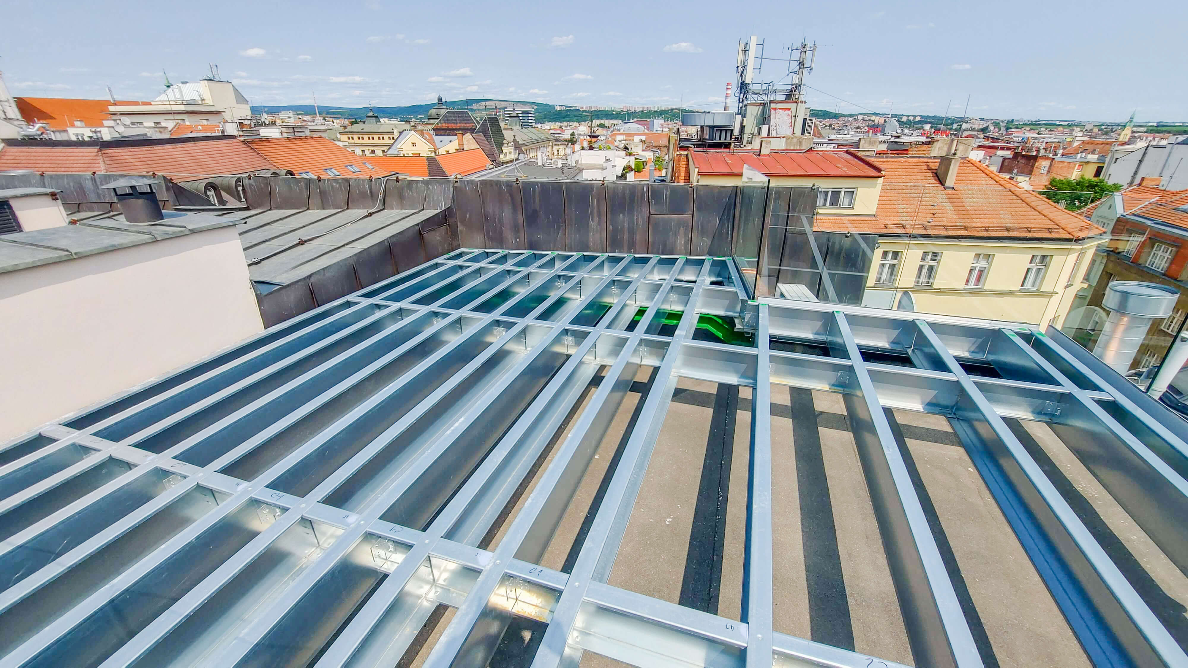 Atypická střešní terasa na budově v historickém centru v brně: precizní řešení pro náročné podmínky